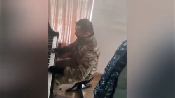 Hərbçimiz Şuşada “Sarı gəlin”i ifa etdi