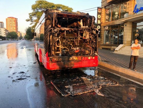 Bakıda sərnişin avtobusu yandı