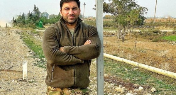 Kamil Zeynallı qazinin ayaqlarından öpdü
