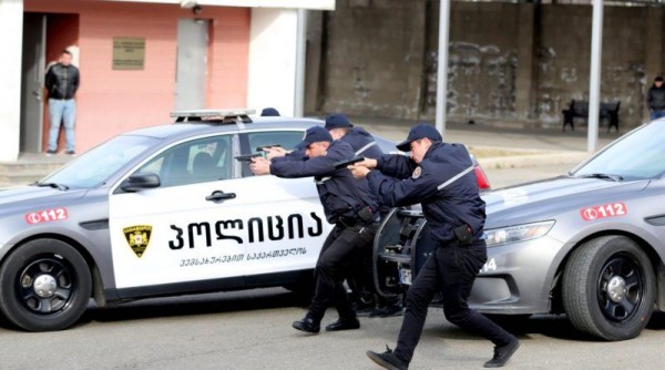 Tbilisidə mikromaliyyə təşkilatına basqın: 9 nəfər girov götürülüb