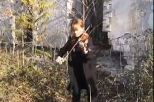 Fizulinin dağıdılmış Mədəniyyət Mərkəzinin qarşısından dünyaya musiqi ilə mesaj
