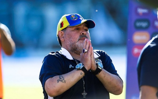 Maradonanın ölümü ilə bağlı bayraqlar endirildi