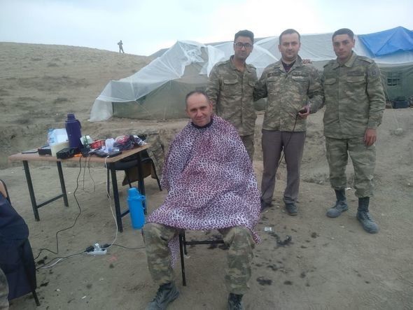 Ön cəbhəyə yollanan bərbər: “300-ə yaxın əsgərimizin saçını qırxdım”