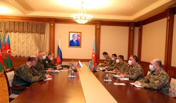 Müdafiə naziri Rusiya sülhməramlı qüvvələrinin komandanı ilə görüşüb