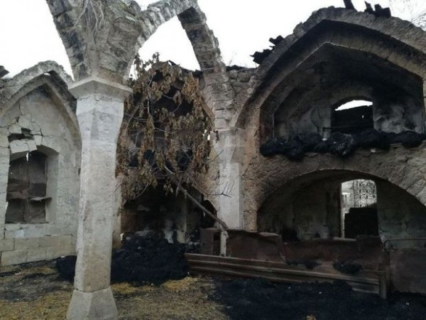 Ermənilər Ağdamı tərk edərkən məzarları dağıdıb, ot tayalarına od vurublar - FOTO