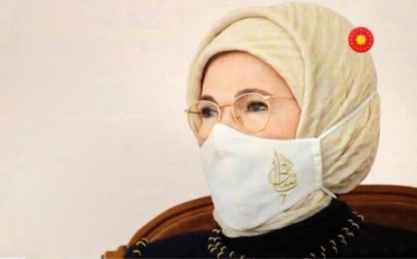 Əminə Ərdoğanın Azərbaycan səfərində maskasına yazılan sözün mənası nədir? - FOTO