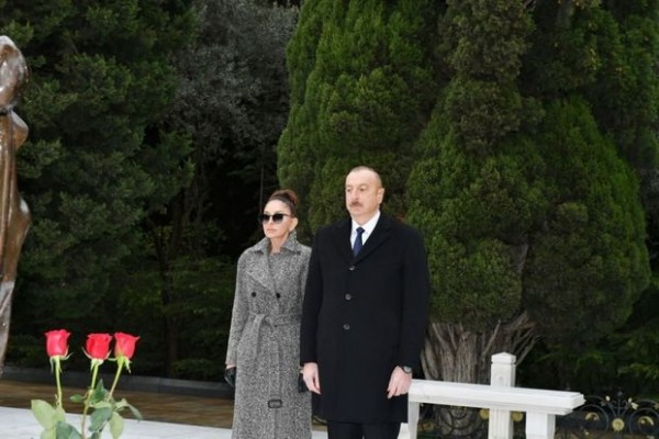İlham Əliyev və Mehriban Əliyeva ümummilli lider Heydər Əliyevin məzarını ziyarət ediblər