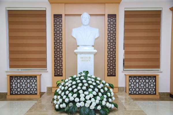 Ümummilli liderin anım günü Azərbaycan Ordusunda qeyd olunub