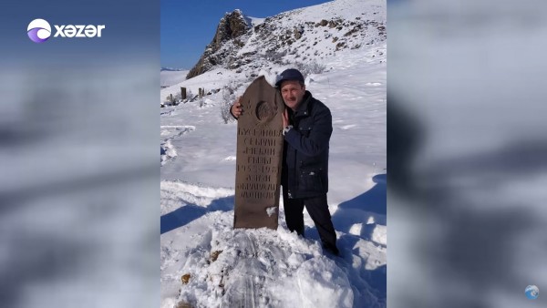 28 il sonra anasının qəbrini ziyarət etdi - Hər kəsi kövrəldən görüntü