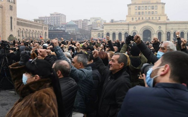 Ermənistan parlamentinin qarşısında etiraz aksiyası keçirilir