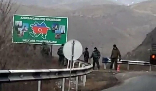 Erməni icra sədri Azərbaycanın Gorus-Qafan yolundakı yol nişanından hürkdü - Video