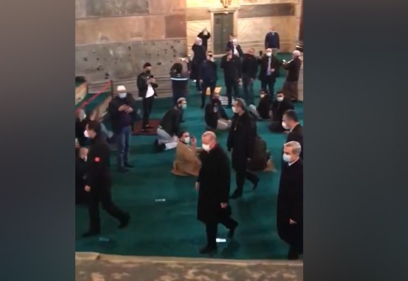 Ayasofya məscidinə daxil olan Ərdoğanı “Allahu Əkbər” deyib qarşıladılar