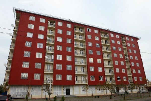Məcburi köçkünlər üçün inşa edilmiş 4700-ə yaxın mənzil nazirliyə verildi