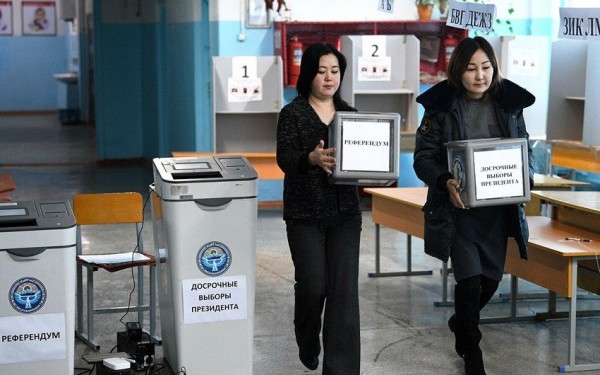 Qırğızıstanda prezident seçkiləri və referendum başa çatıb