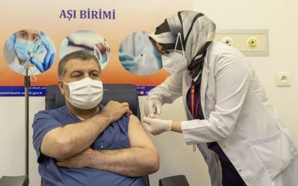 Türkiyənin səhiyyə naziri canlı yayımda peyvənd edildi