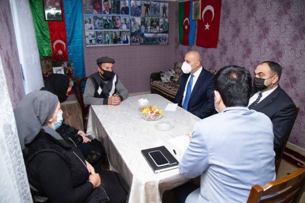 Şəhid ailələrinə təqaüd kartı və “Şəhid ailəsi üzvü” vəsiqəsi evlərində verildi - FOTO