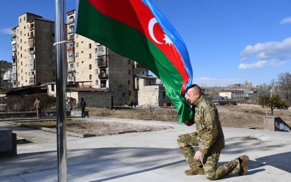 Prezident İlham Əliyev Şuşada Azərbaycan bayrağını qaldırıb - FOTO