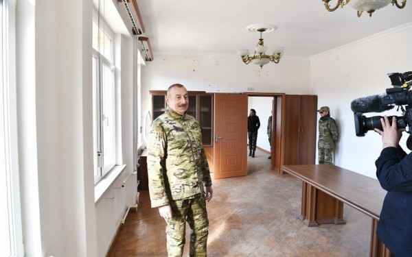 İlham Əliyev: “Bu oğrular qaçaqaçda kondisioneri də söküb aparıblar”