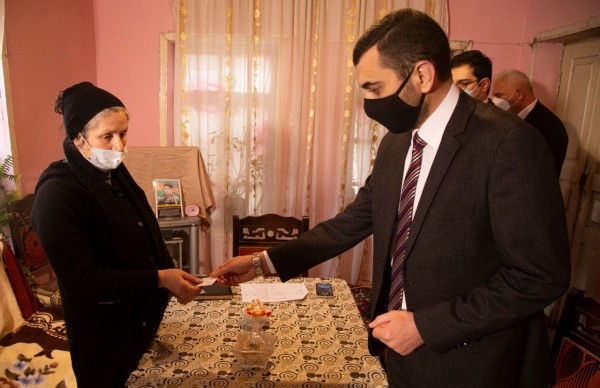 Daha iki şəhid ailəsinə təqaüd kartları təqdim edilib - FOTO