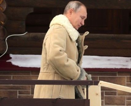 Putin xaç suyuna girdi