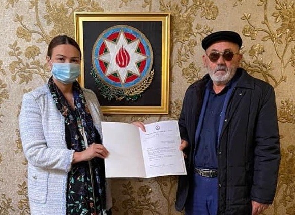 Qənirə Paşayeva şəhid Musa Mustafayevin atası ilə görüşüb