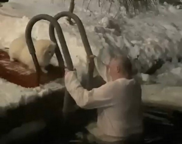 Lukaşenko da xaç suyuna girdi - Video