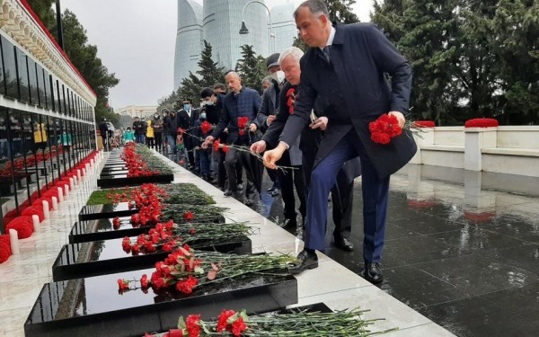 Gürcüstanın səfiri Şəhidlər xiyabanını ziyarət edib