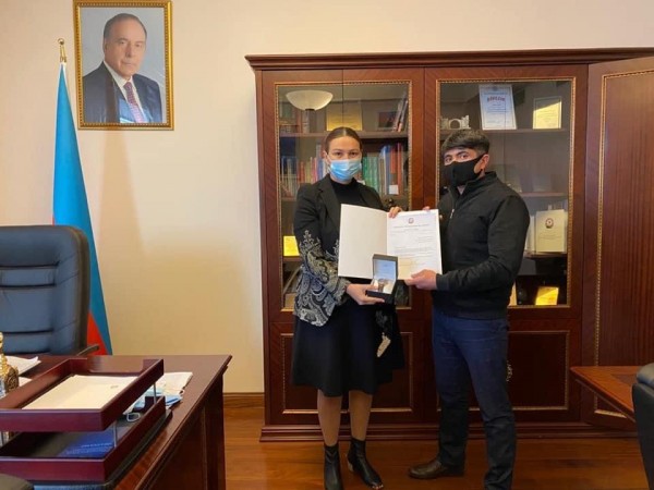 Qənirə Paşayeva Vətən müharibəsində əməyi olan mülki vətəndaşlarla görüşüb
