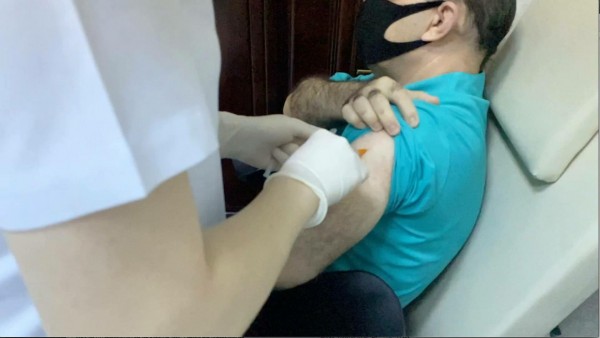 Peyvənd olunan Adil Qeybulla: Heç bir diskomfort yoxdur, peyvənddən çəkinməyin