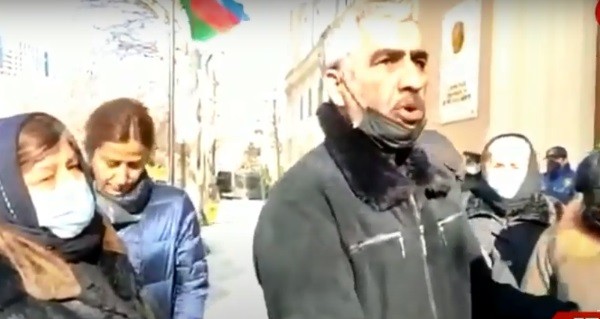 Şəhid ailələri yolu bağladı: "Zakir Həsənov, GƏL BİZƏ CAVAB VER"