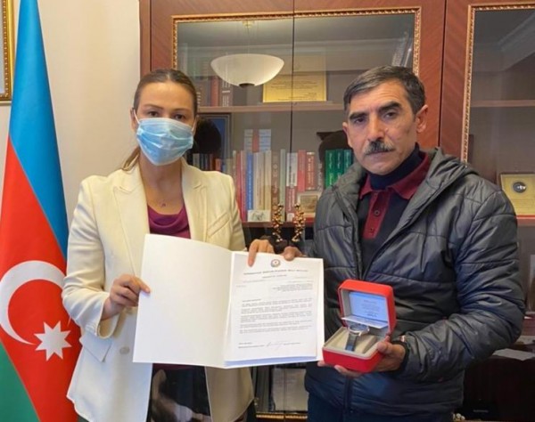 Qənirə Paşayeva şəhid Cavid Hüseynovun atası ilə görüşüb