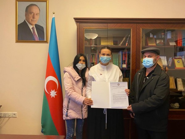 Qənirə Paşayeva şəhid Mədəniyyət işçisinin ailəsi ilə görüşüb