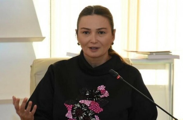 Paşayeva şəhid müəllimin atası ilə görüşdü