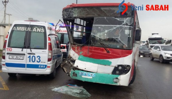 Bakıda ağır qəza: Avtobus betonqarışdıran maşınla toqquşdu