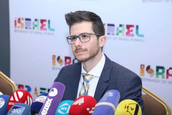 İsrail səfiri peyvənd olundu - FOTO