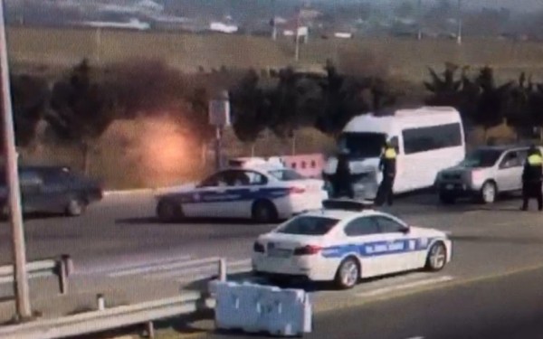 Azərbaycanda sürücü mikroavtobusu polisin üzərinə sürdü