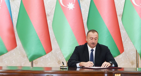 Prezident Dövlət Gömrük Komitəsinin bir qrup əməkdaşını təltif etdi - SƏRƏNCAM