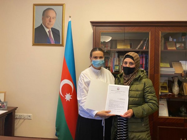 Qənirə Paşayeva şəhid Tural Hümmətovun bacısı ilə görüşüb