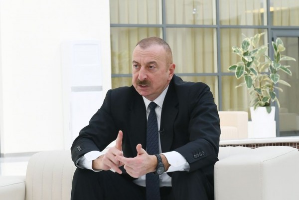 Mən Şuşanı məmurlar paytaxtı elan etməmişəm, ona görə hərə otursun yerində - Prezident
