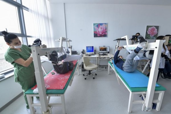 300-dən çox qaziyə reabilitasiya prosesi tətbiq edən həkim DANIŞDI