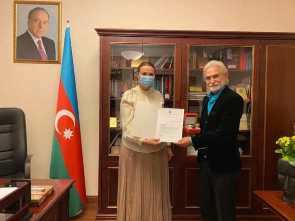 Qənirə Paşayeva Xalq Rəssamı Ağəli İbrahimovla görüşüb