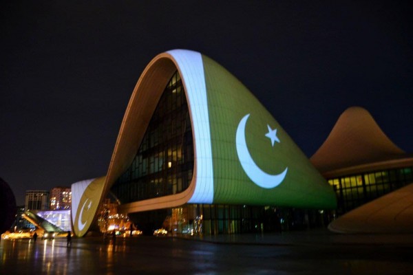 Heydər Əliyev Mərkəzi Pakistan bayrağı ilə işıqlandırıldı - FOTO