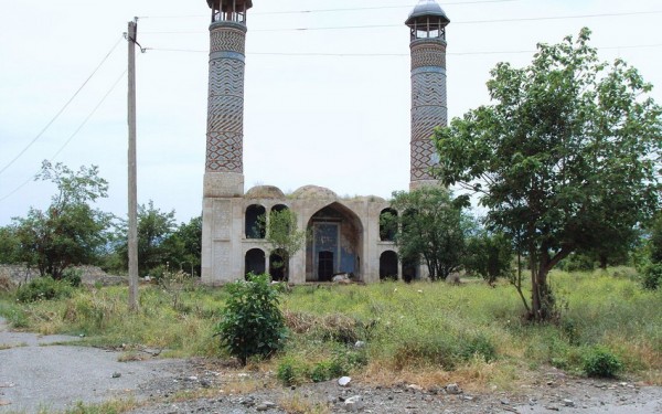 Liviya səfiri Zəngilanda dağıdılmış məsciddə namaz qıldı