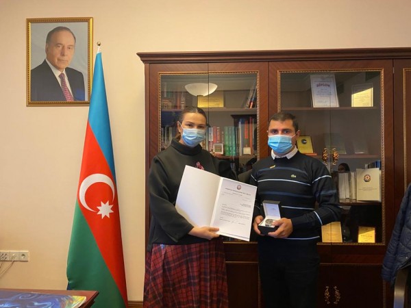 Qənirə Paşayeva Vətən Müharibəsi qazisi David Sadayevlə görüşüb
