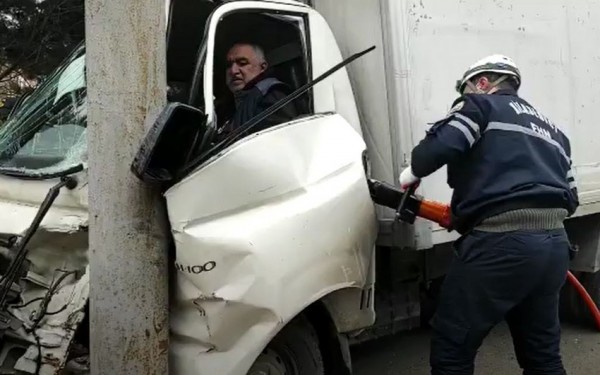 Bakıda maşında sıxılıb qalan sürücünün görüntüləri