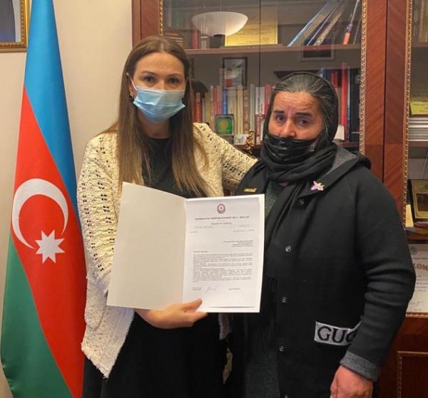 Qənirə Paşayeva şəhid anası Sevinc Babayeva ilə görüşüb