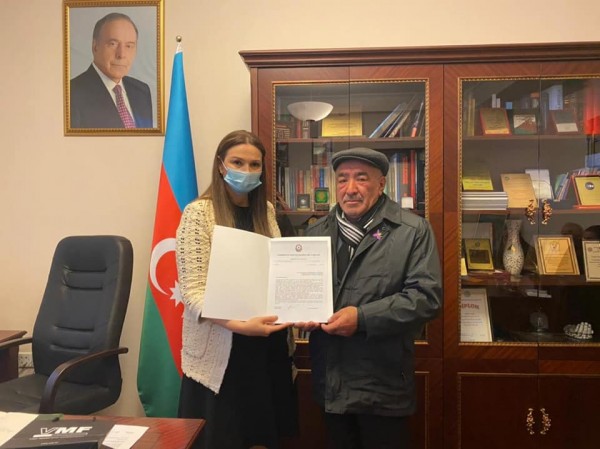Qənirə Paşayeva Vətən Müharibəsi Qəhrəmanı Amid Heydərovun atası ilə görüşüb