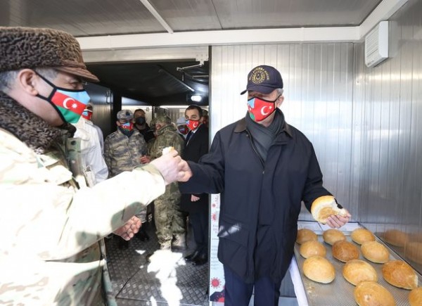 Hulusi Akar çörəyi Zakir Həsənovla bölüşdü - FOTO