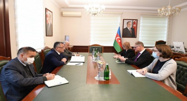 Rövşən Rzayev məcburi köçkünlərin qayıdışı məsələsini Almaniya səfiri ilə müzakirə edib