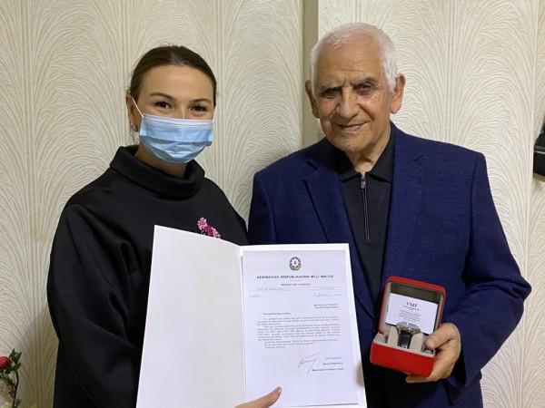 Qənirə Paşayeva Xalq şairi Nəriman Həsənzadəni evində ziyarət edib